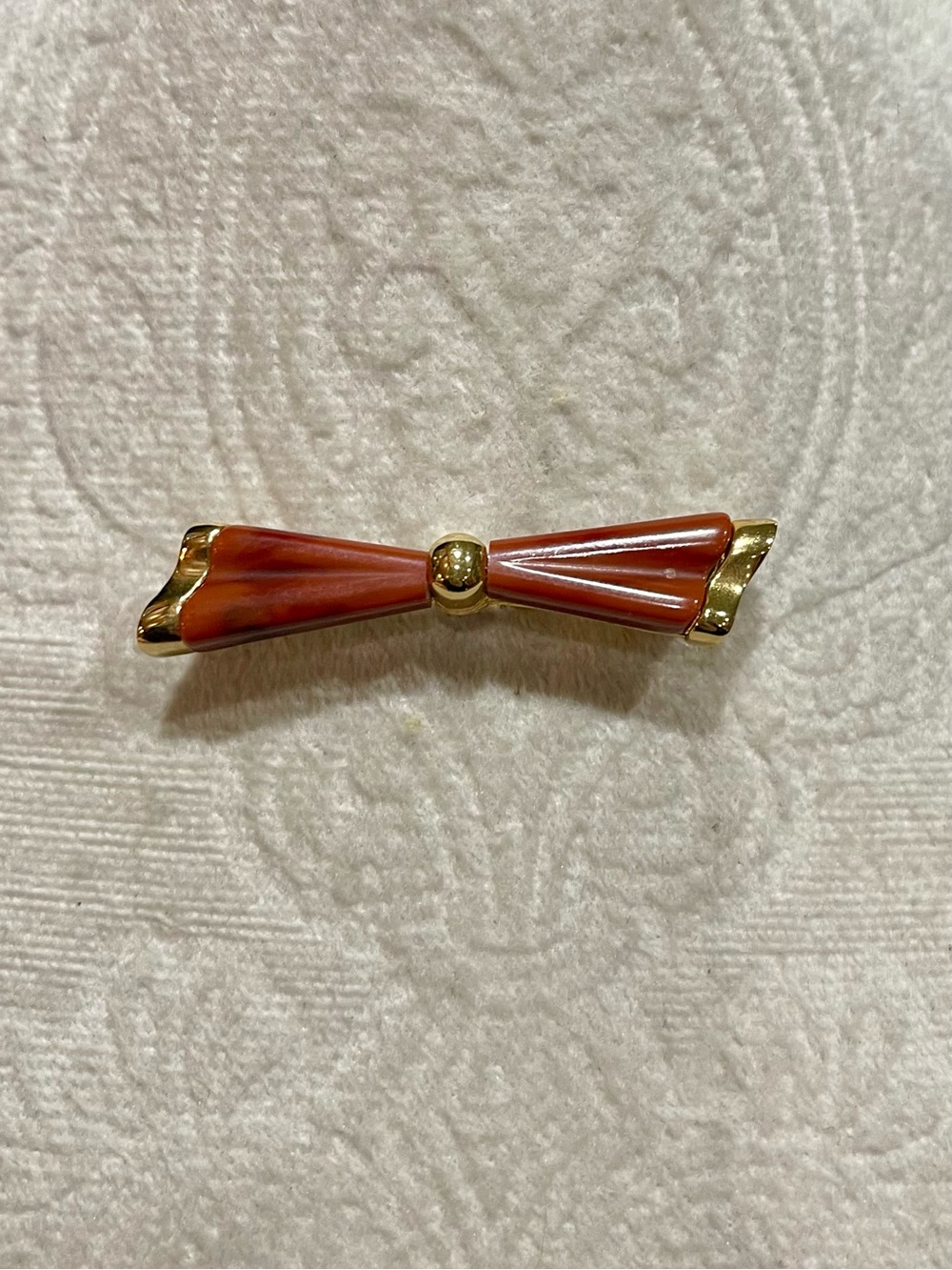 Vintage Crown Trifari Bow Brooch Signed Marbled Lucite 2”